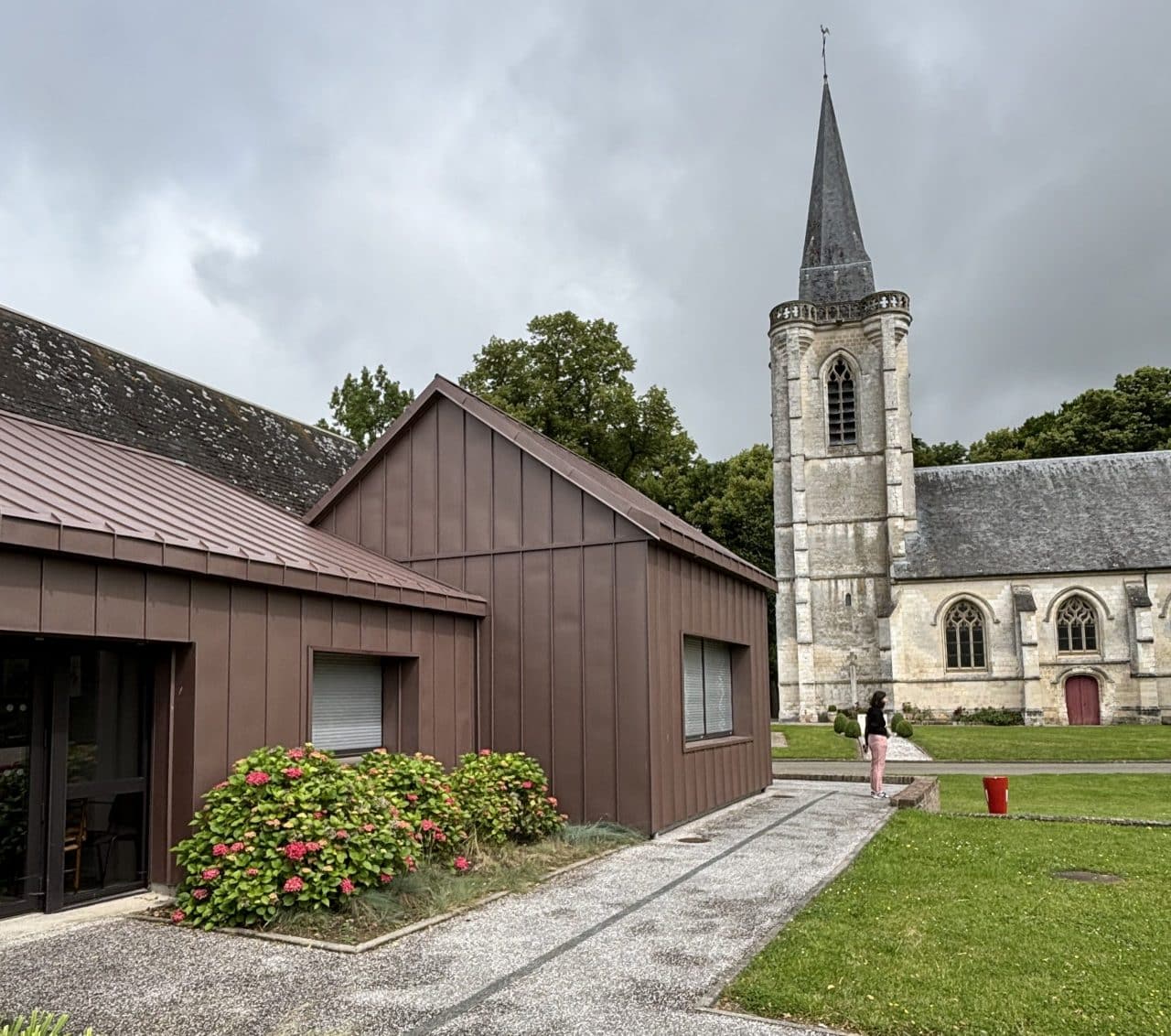 Extension en zinc brun de la mairie de Huppy, face à l'église classée monument historique