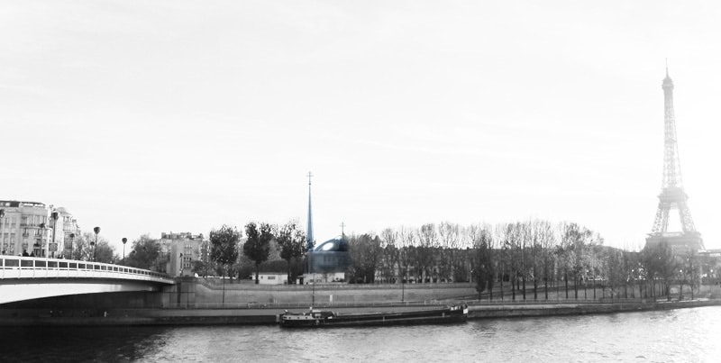 Silhouette du projet d'église orthodoxe russe sur la Seine, entre le pont et la tour Eiffel, à Paris