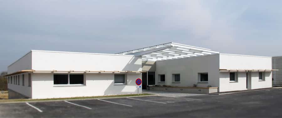 Bureaux Le Volnay à Amiens vus depuis le parking : volume blanc de plain-pied et verrière centrale