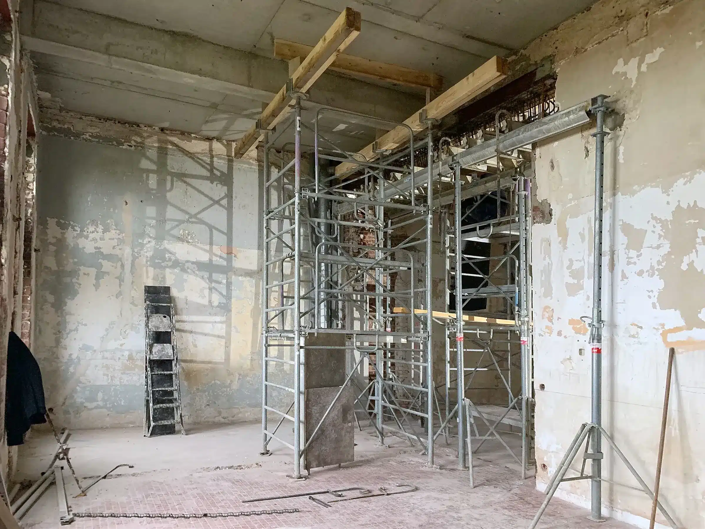 Étaiement et échafaudage dans le volume du futur séjour pendant les travaux de structure, Tour A d'Altéia