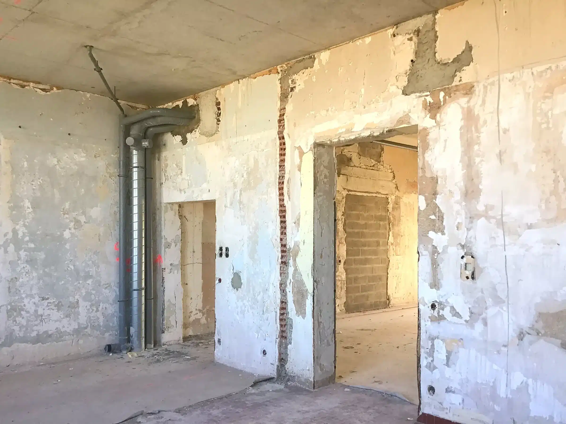 Plateau de la Tour A d'Altéia à l'ouverture du chantier, enduits anciens décroûtés et plafond de béton apparent