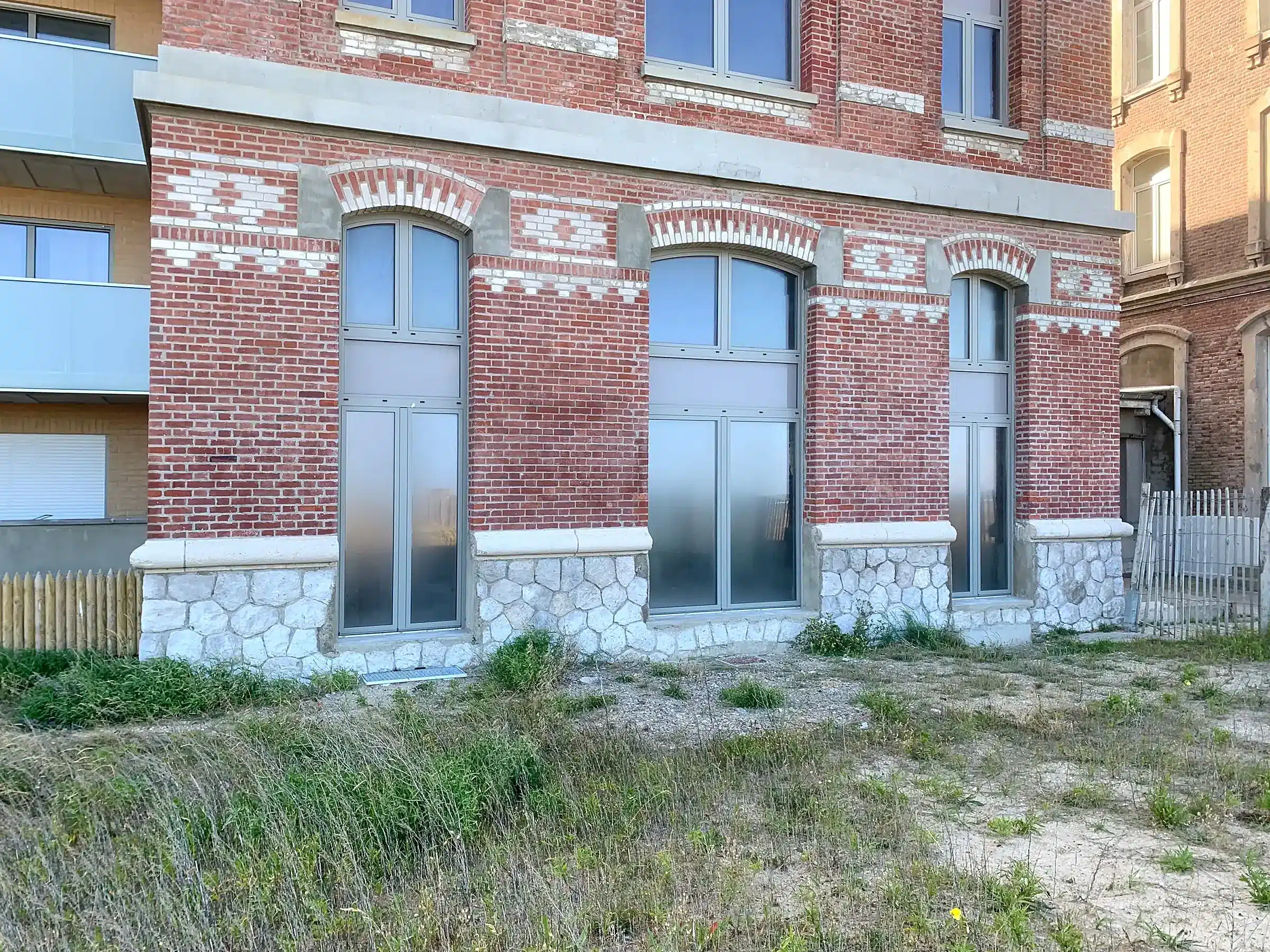 Façade de brique rouge à motifs de brique blanche et soubassement de moellons, bâtiment existant de la Tour A d'Altéia à Berck-sur-Mer