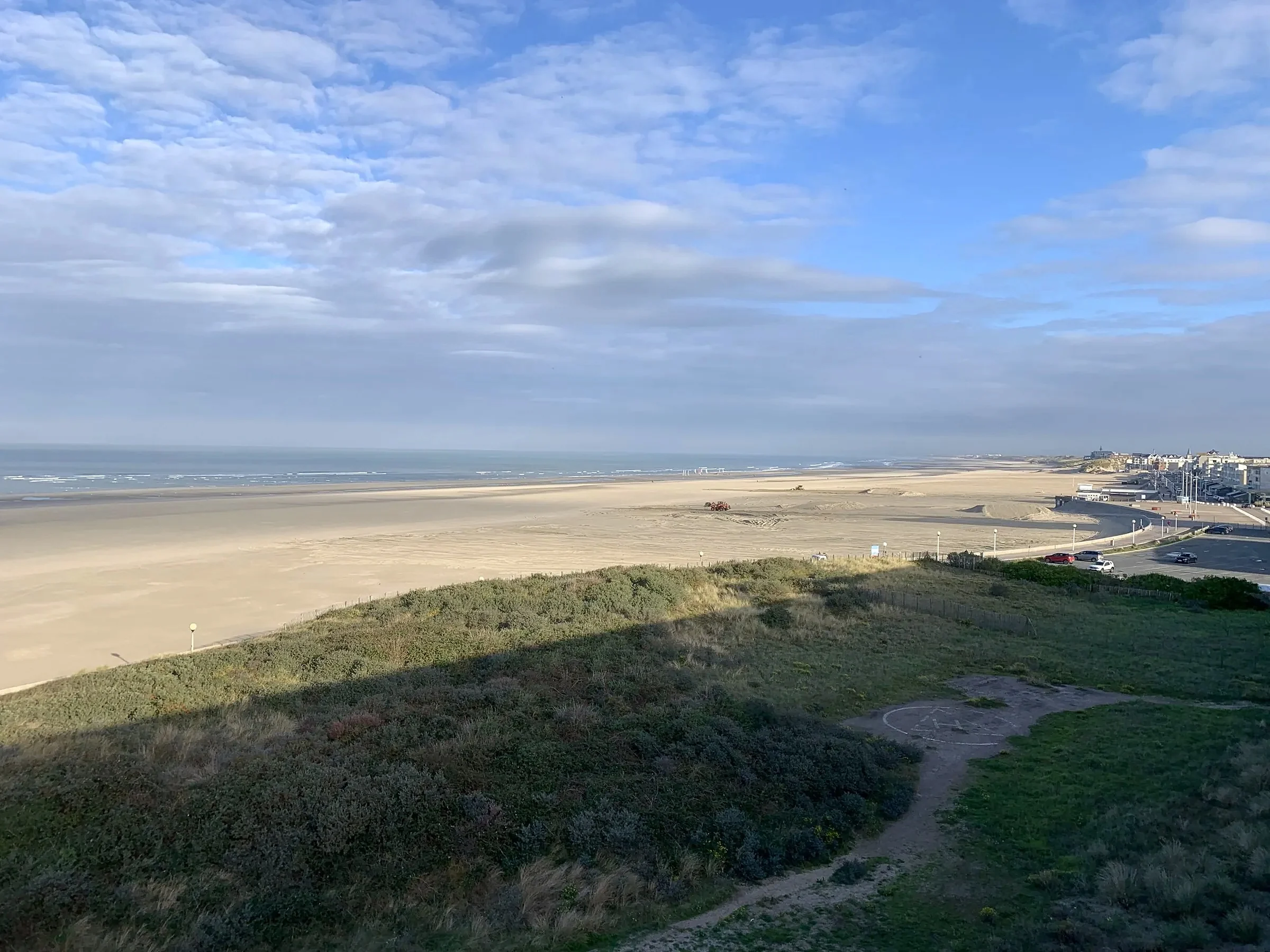 Vue plongeante sur la dune et la plage de Berck-sur-Mer depuis les étages de la Tour A d'Altéia