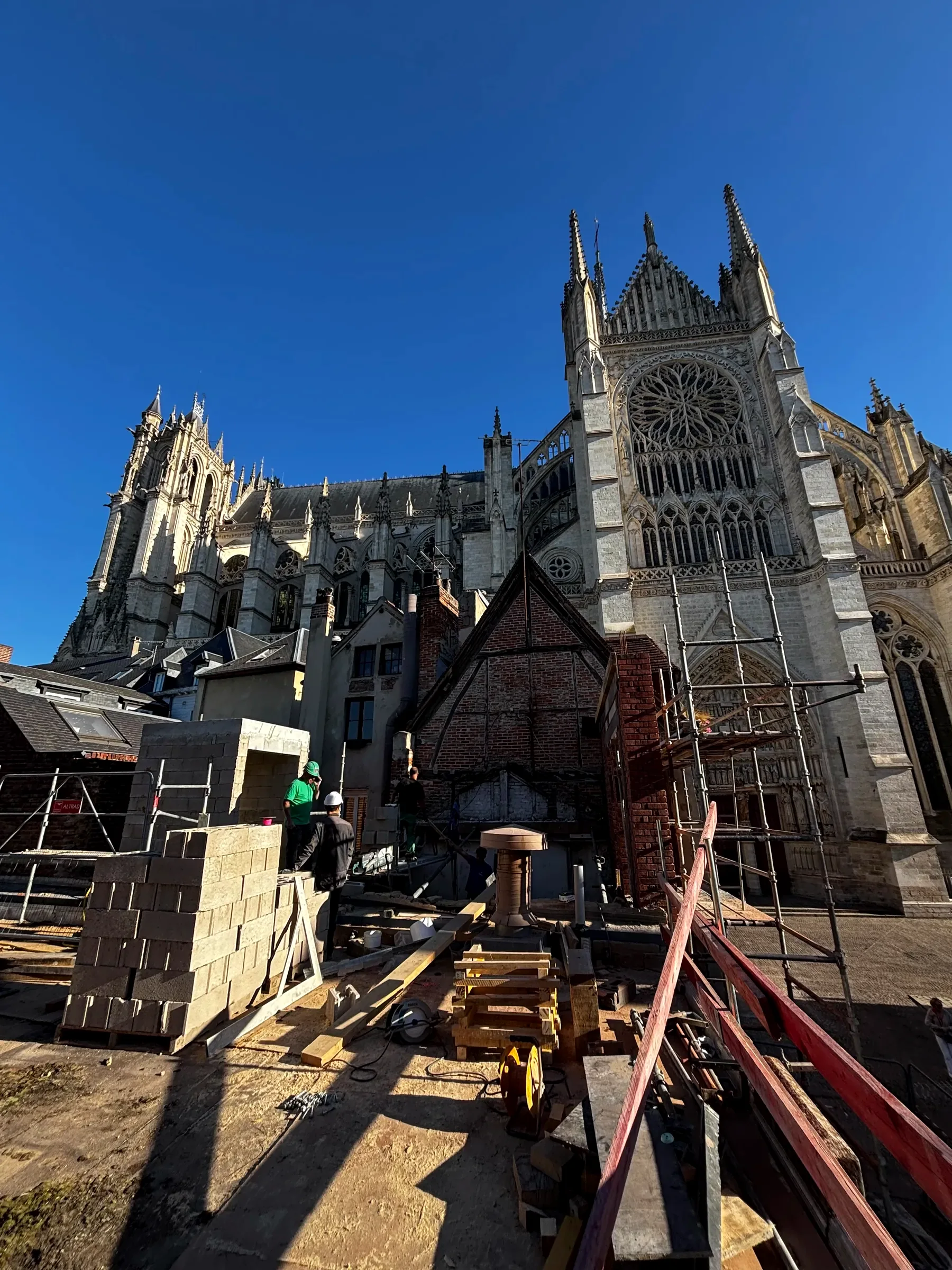 Chantier de la surélévation au pied de la cathédrale d'Amiens : montage de l'assise maçonnée qui recevra l'ossature bois