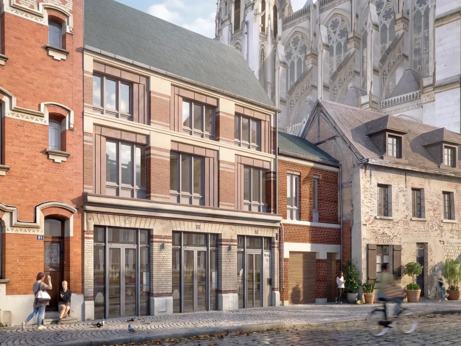 Perspective de la Maison V rue Robert de Luzarches : surélévation en brique ivoire et rouge sous toiture d'ardoise, devant la cathédrale d'Amiens