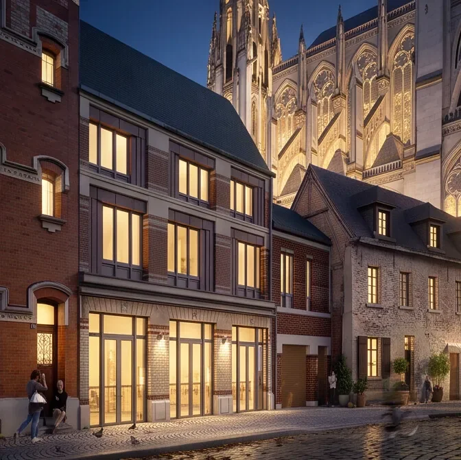 Perspective nocturne de la Maison V éclairée, sous la cathédrale illuminée d'Amiens